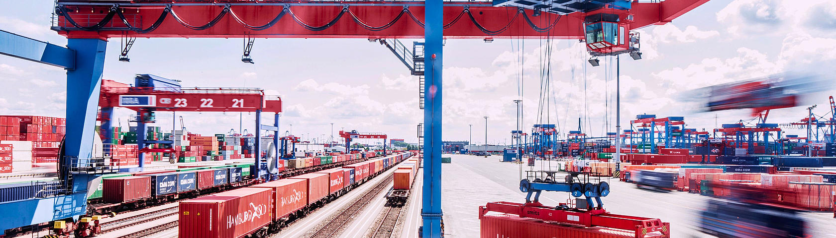 Container Bahnhof am Container Terminal Burchardkai Bahnkrahn und Bahngleise am Container Terminal Burchardkai