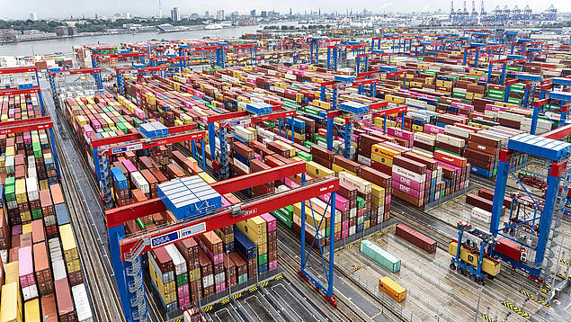 Luftaufnahme des Container Terminal Burchardkai (CTB) der HHLA; automatisierte Lagerkransysteme stapeln Container in dichten Reihen zur Maximierung der Lagerkapazität und Effizienz.