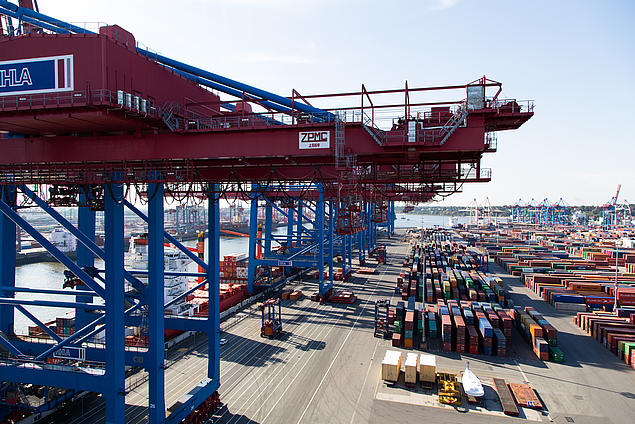 Containerbrücken am Container Terminal Burchardkai in Hamburg Zur optimalen Bedienung großer Containerschiffe setzt der Container Terminal Burchardkai in Hamburg Tandem-Containerbrücken ein.