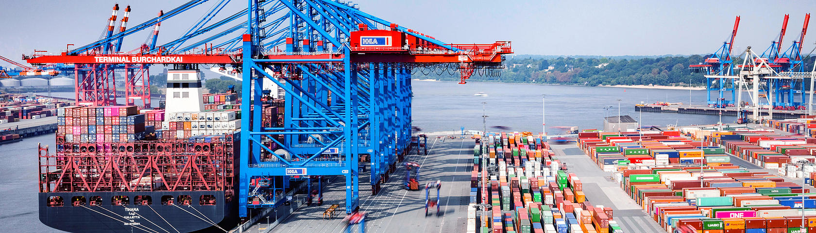 Die Kaikante am Container Terminal Burchardkai in Hamburg Ein Containerschiff liegt am Container Terminal Burchardkai in Hamburg.
