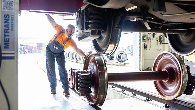 Bahntechnik-Services bei METRANS: Überprüfung von Achsen und Bremsanlagen an Schienenfahrzeugen zur Sicherung des intermodalen Verkehrs im HHLA-Netzwerk.