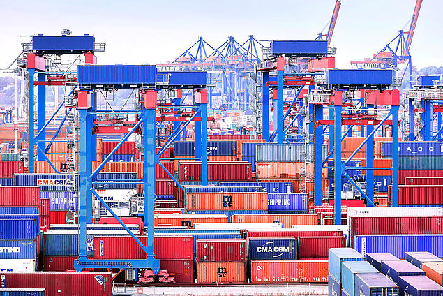 Portalkräne am Container Terminal Burchardkai in Hamburg Besonders innovativ dabei sind am Container Terminal Burchardkai in Hamburg die drei übereinander arbeitenden Portalkräne.