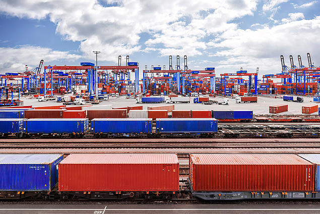 Blocklager und Gleise am Container Terminal Burchardkai in Hamburg Der Container Terminal Burchardkai in Hamburg hat eine Schienenanbindung an den Eisenbahnhafen Hamburg und ein innovatives Lagerkransystem.