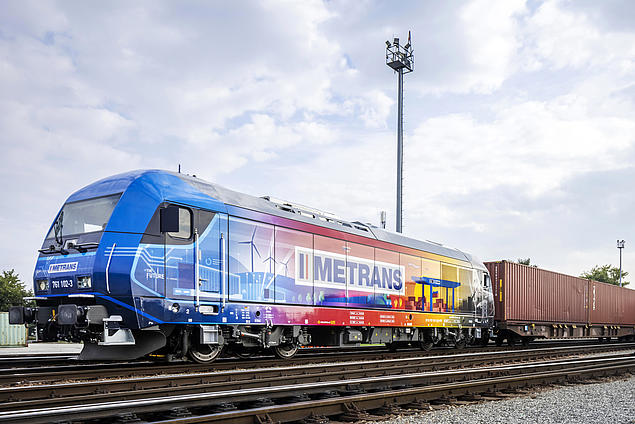 METRANS locomotive with special foil design pulls containers on rails – a symbol of intermodal logistics and rail freight solutions.