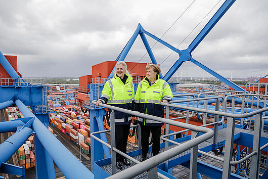 Chancellor Dr Angela Merkel and the Chairwoman of HHLA’s Executive Board, Angela Titzrath.