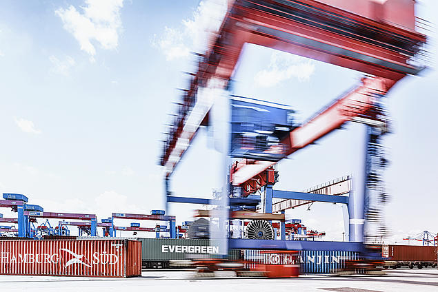 Bahnkran am Container Terminal Burchardkai Ein Bahnkran schlägt Container am Container Terminal Burchardkai um