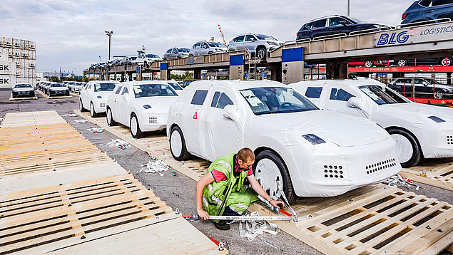 Sorgfältige Ladungssicherung beim RoRo-Umschlag: Ein HHLA-Mitarbeiter bei der Vorbereitung von Pkw für den Seetransport am Unikai. Das Bild verdeutlicht die speziellen Abläufe beim Verladen von rollenden Gütern.