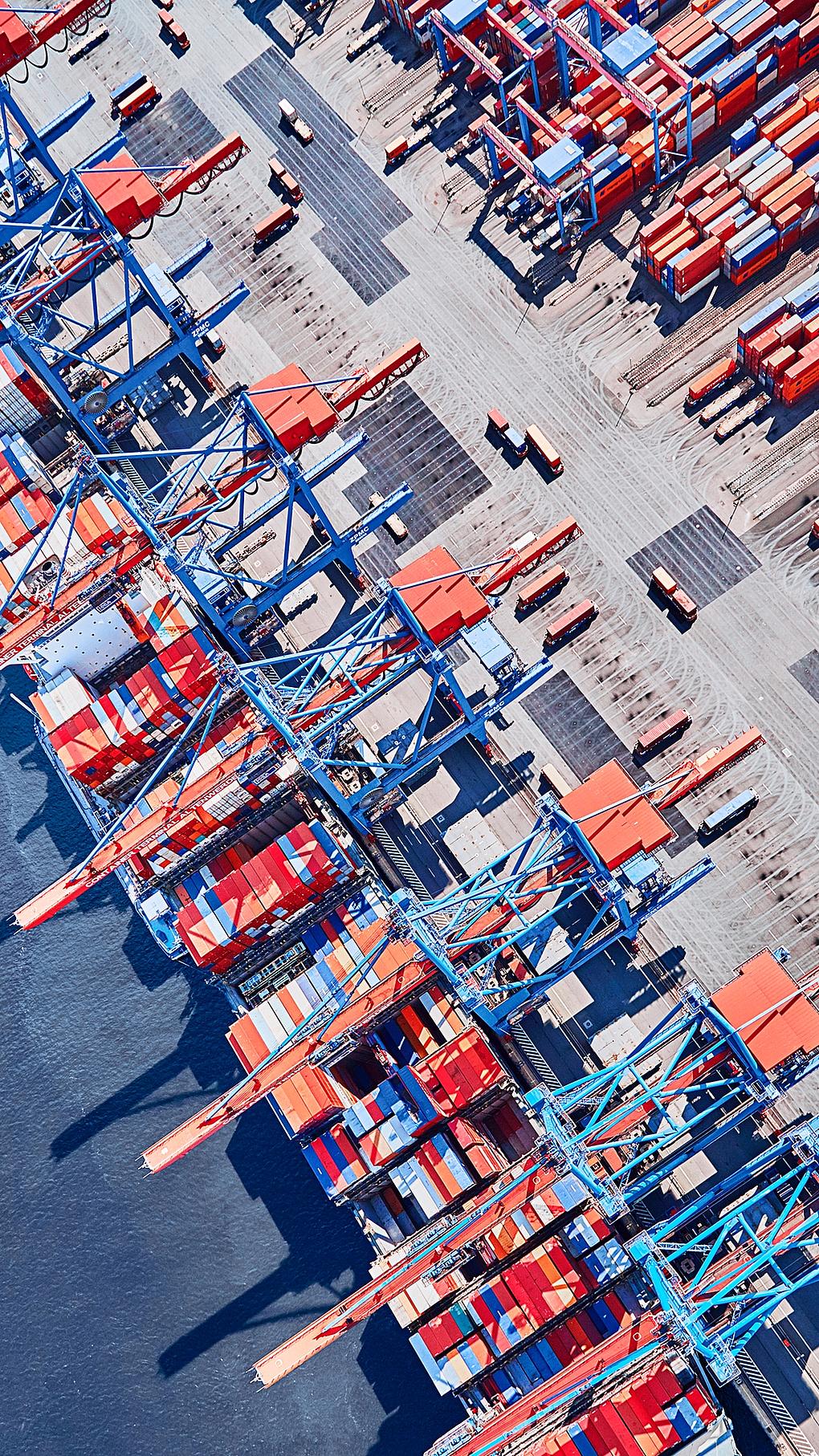 Container gantry cranes and Automated Guided Vehicles at Container Terminal Altenwerder in Hamburg Battery-powered, driverless transport systems operate between the container gantry cranes and the automated block storage facilities at the Altenwerder Container Terminal.
