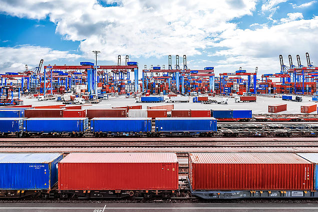 HHLA Container Terminal Burchardkai mit Zügen, Containerbrücken, Blocklager und Lagerkränen – Logistikdrehscheibe Europas.