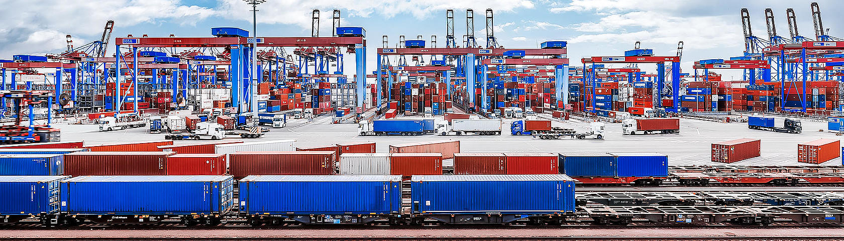 HHLA’s Burchardkai Terminal with trains, container cranes, block storage and stacking cranes – Europe’s logistics hub.