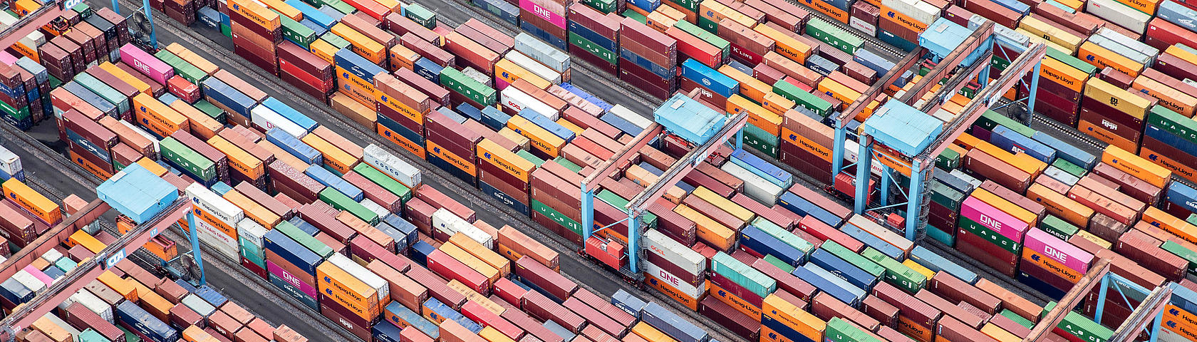 Luftaufnahme des Blocklagers mit automatisierten Lagerkranen am HHLA Container Terminal Altenwerder in Hamburg.