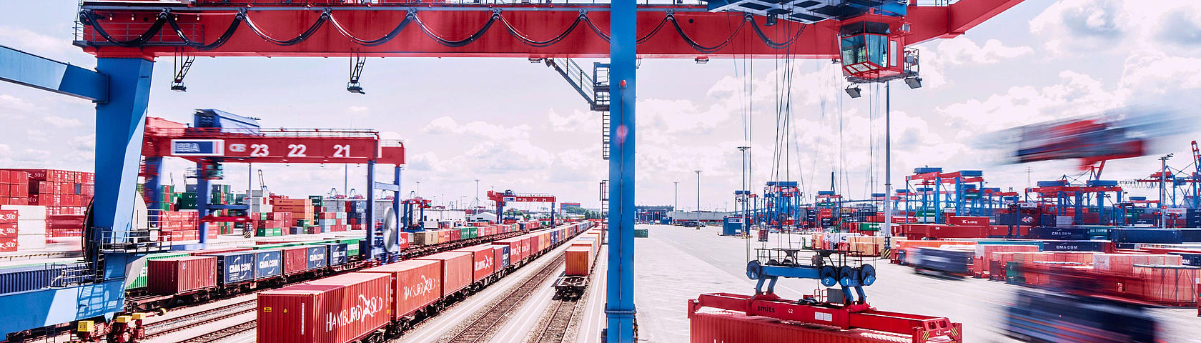 Container railway terminal at Container Terminal Burchardkai A railway crane and railway tracks at the Container TerminalBurchardkai