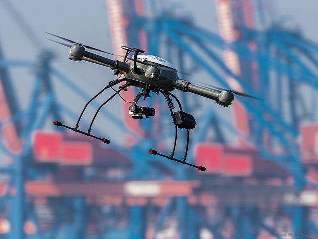 Industrie-Drohne von HHLA Sky fliegt über ein Hamburger Terminal – für Inspektion, Aufklärung und automatisierte Logistiksteuerung.