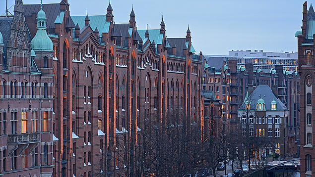 Historische Lagerhaus-Architektur der Hamburger Speicherstadt – ein Standort für die Vermietung von Büro- und Logistikflächen der HHLA.