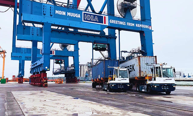 Automated tractors move containers at HHLA Container Terminal TK Estonia – FERNRIDE pilot project for remote-controlled logistics.