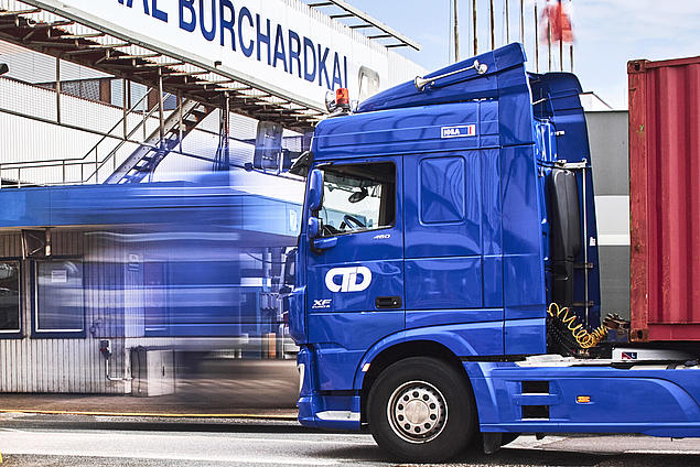 A blue CTD truck enters HHLA Container Terminal Burchardkai in Hamburg – over 6,000 trucks daily in Hamburg, supported by digital tools like passify.