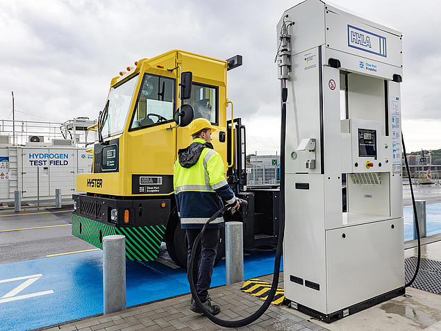 An employee refuels a hydrogen-powered heavy-duty vehicle at the hydrogen refuelling station at HHLA Container Terminal Tollerort in Hamburg – part of the Clean Port & Logistics Cluster.