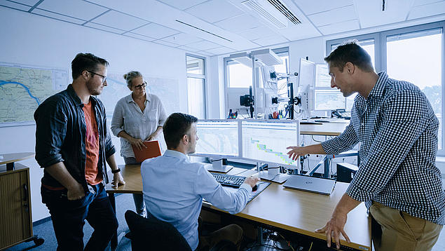 HHLA-Mitarbeiter bei der digitalen Planung von Schiffsankünften und Abfahrtszeiten im Kontrollzentrum.